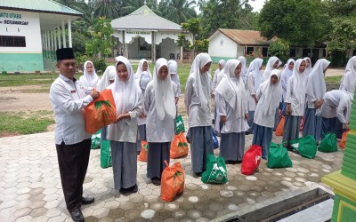 MAN 1 Labuhanbatu Utara Salurkan Zakat Profesi ASN Guru dan Staf TU